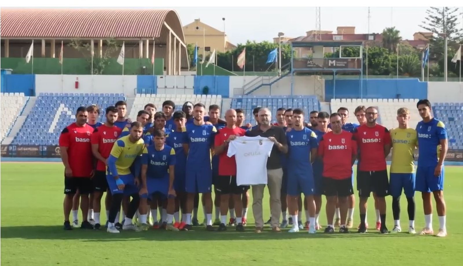 Plantilla, entrenador y presidente del Melilla, juntos en su mensaje de apoyo a Ceuta