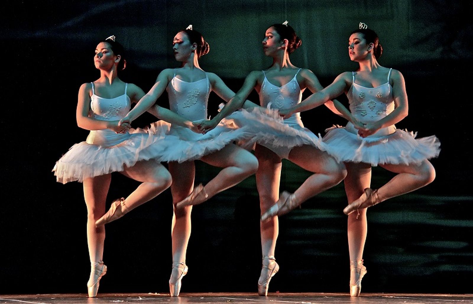 Alumnas de la Escuela de Rosa Founaud durante la representación de una de sus obras. / FOTO CEDIDA