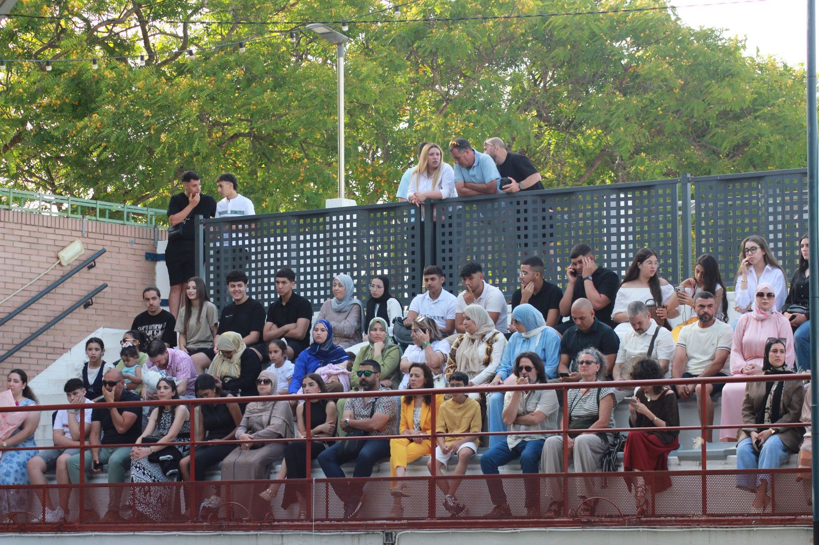 Multitudinaria graduación del Clara Campoamor en el Auditorio de la Marina
