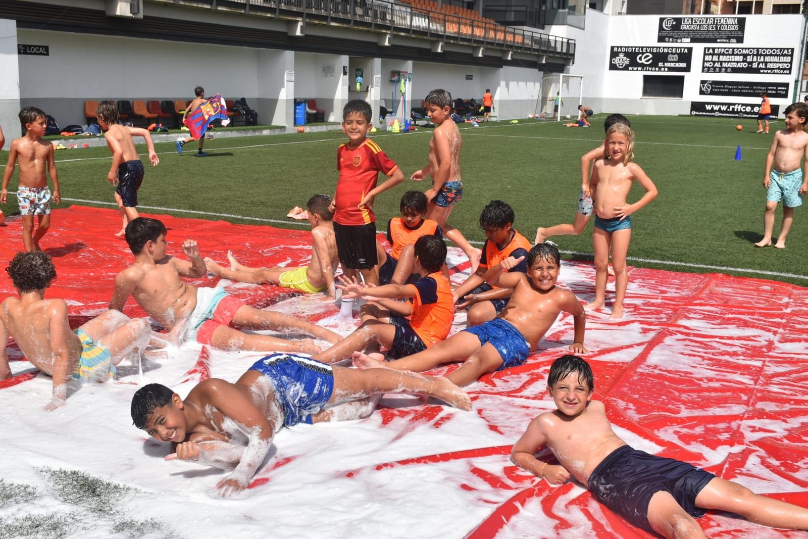 Fiesta de deporte, espuma y convivencia en el Campus de Verano ‘Emilio Cózar’
