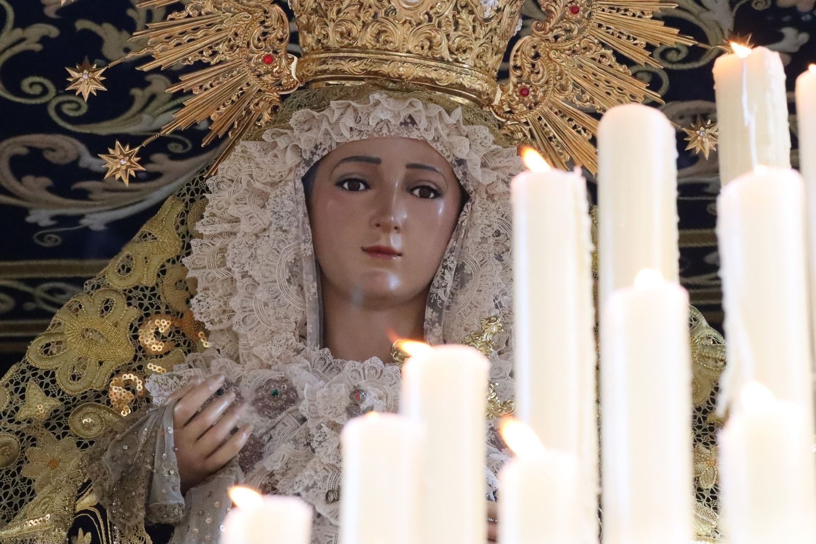 Cuarenta y cinco hombres bajo las trabajaderas y uno "ayudando desde el cielo"