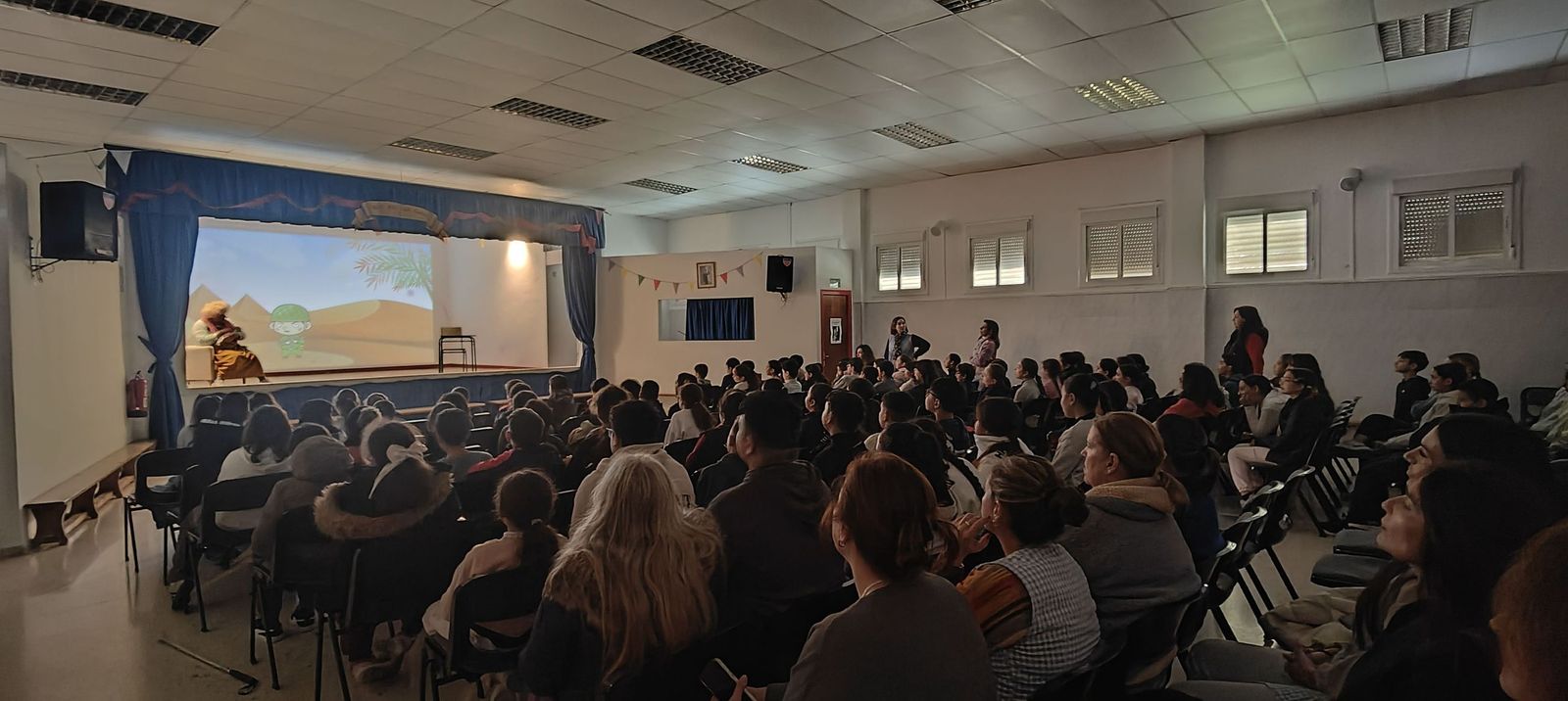 El CEIP Rey Juan Carlos I disfruta con una obra de teatro contra el Bullying en el Día de la Paz