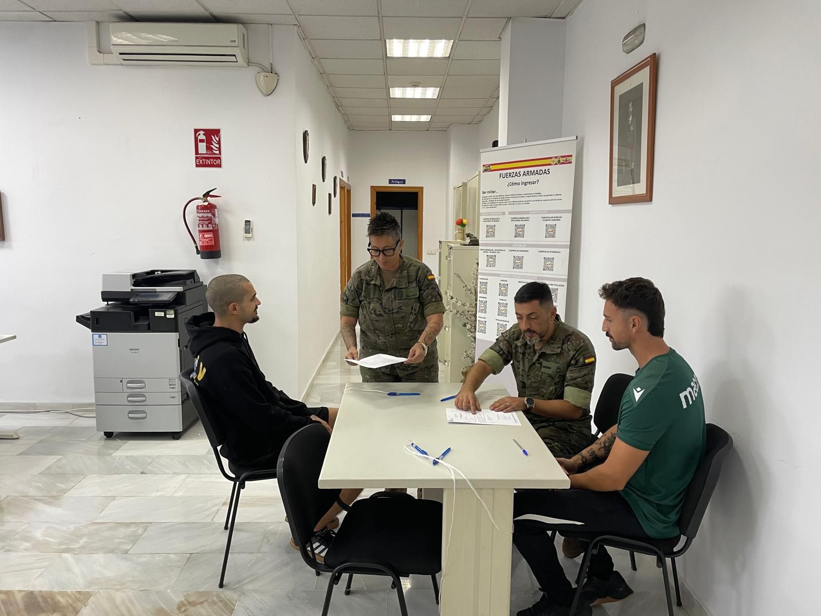 Los aspirantes comenzaron el proceso de selección en junio, y tras superar las dos fases del mismo y ser clasificados con plaza, ingresarán el 3 de noviembre en el Centro de Formación de Cáceres o de San Fernando Los aspirantes comenzaron el proceso de selección en junio, y tras superar las dos fases del mismo y ser clasificados con plaza, ingresarán el 3 de noviembre en el Centro de Formación de Cáceres o de San Fernando