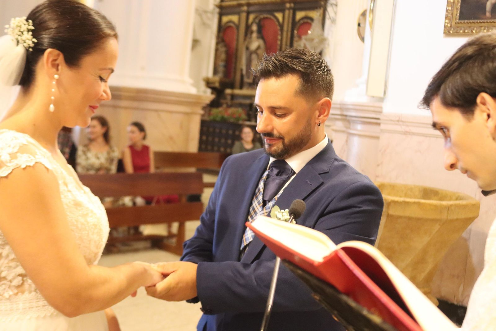 FOTOGALERÍA | Marta y Laslo se dan el 'sí quiero' ante la Patrona de Ceuta