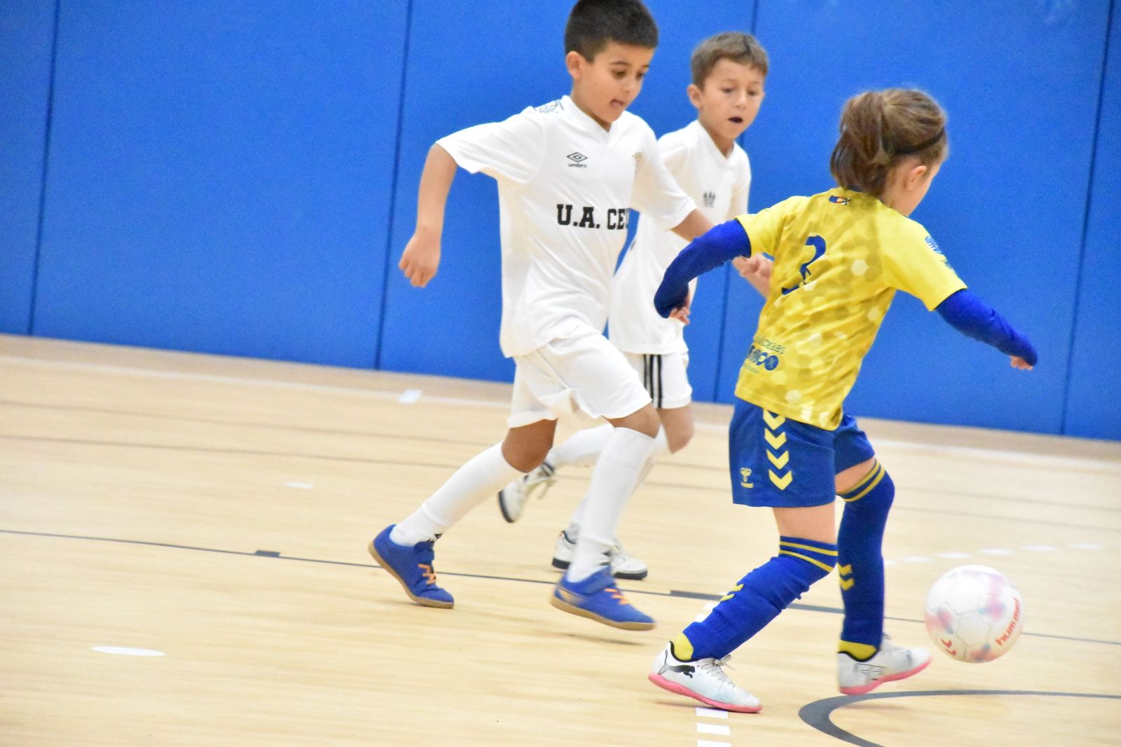 Los prebenjamines en el pabellón de Santa Amelia