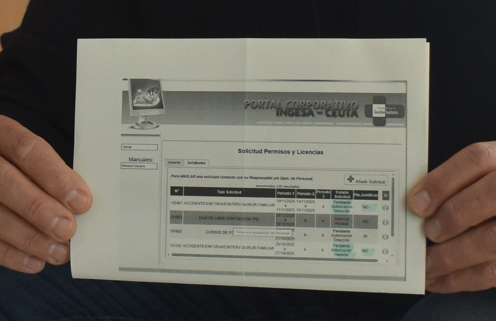 El enfermero del SUAP muestra una captura del portal donde registró las dos solicitudes de permisos para cuidado de familiar