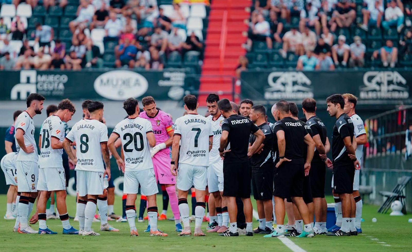 La plantilla hace piña durante una pausa de hidratación ante el Celta