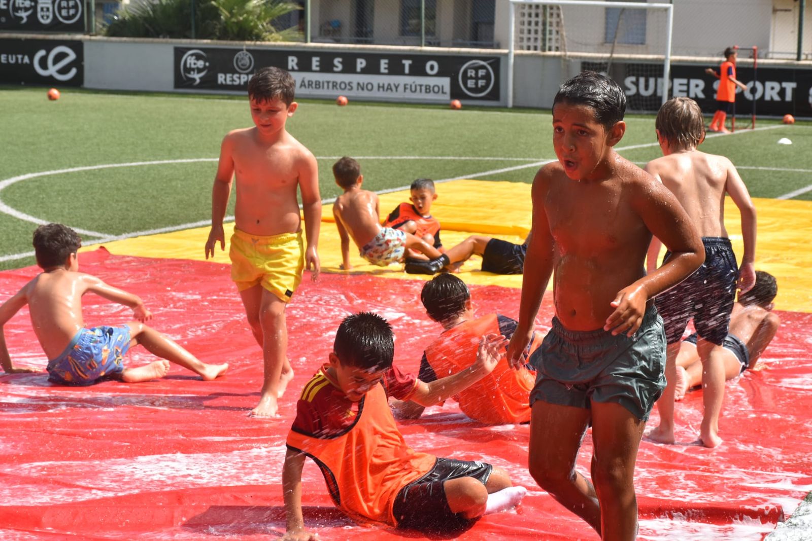 Fiesta de deporte, espuma y convivencia en el Campus de Verano ‘Emilio Cózar’