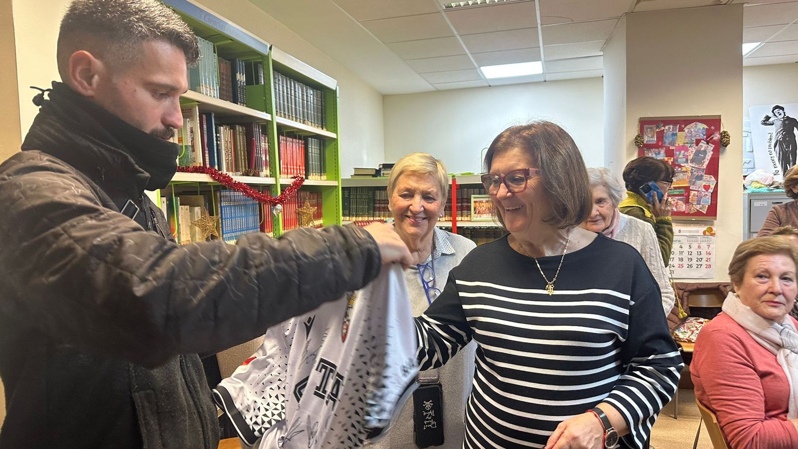 Entrega de la camiseta Hypermotion de la AD Ceuta FC a la ganadora del sorteo