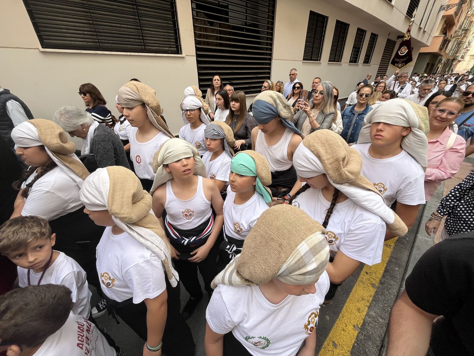 Ceuta acompaña a la Cruz de Mayo de La Flagelación en su primera salida con costaleros