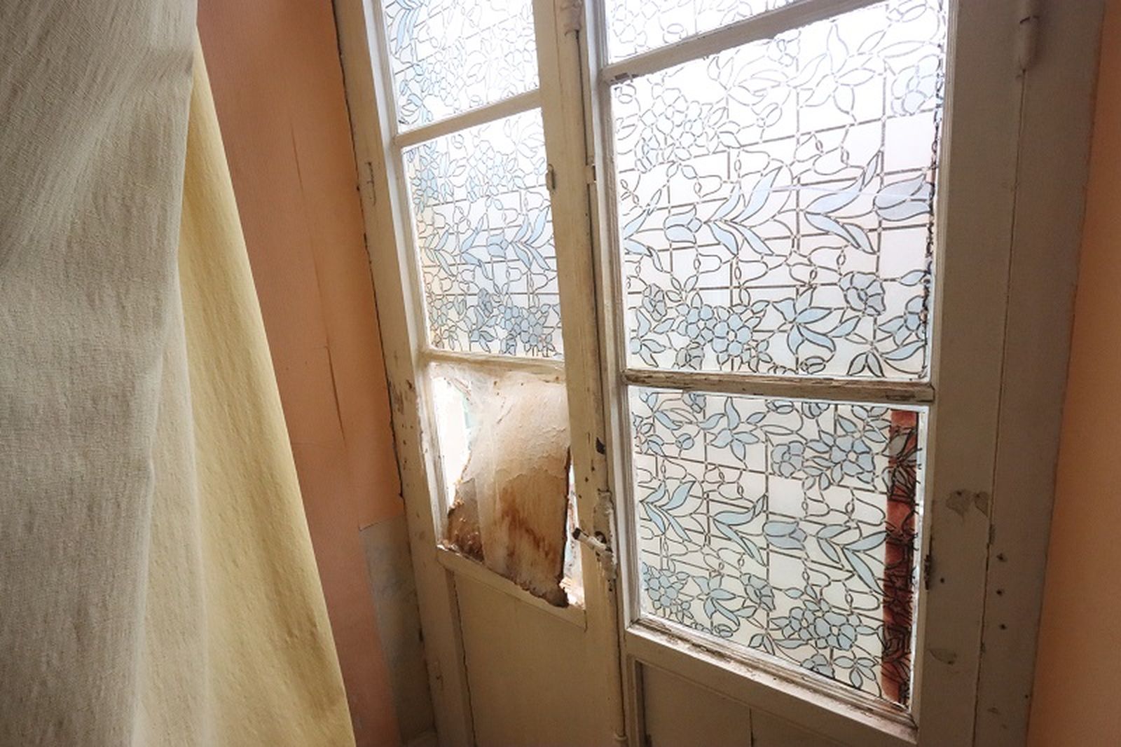 Este cristal roto “hiela” la casa en invierno, según el vecino. / FOTO REDUAN