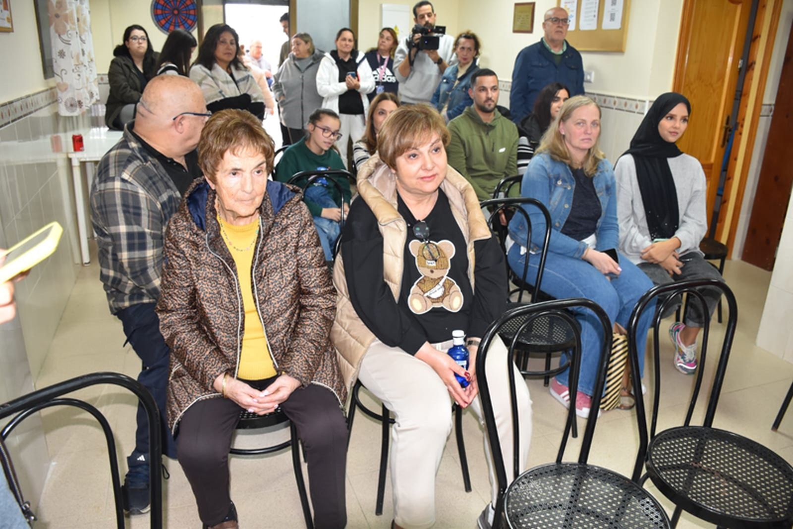 Vecinos este viernes durante la elección del nuevo presidente en Miramar Alto. / FOTO NICOL'S
