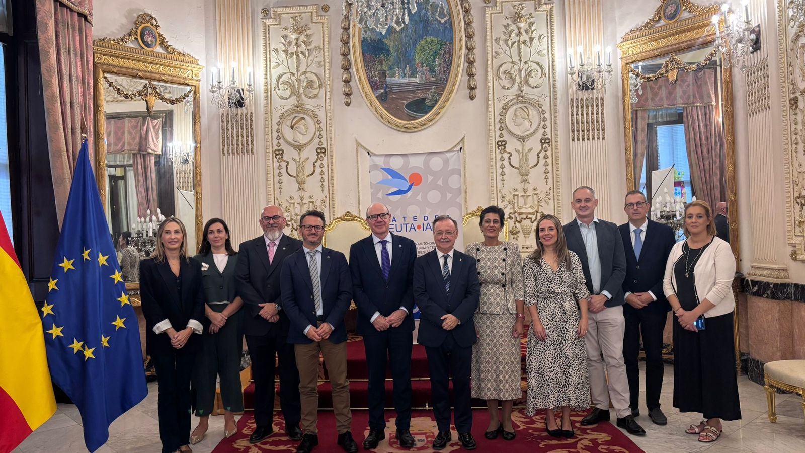 Foto de familia entre Ciudad y UGR en el Salón del Trono
