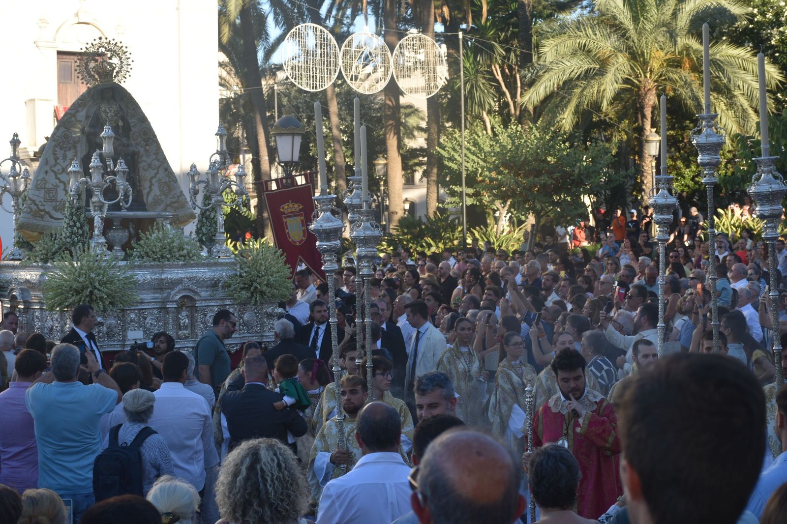 La Virgen de África emociona a Ceuta en una procesión para la historia