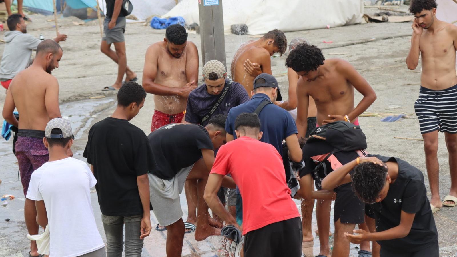 Playa de Benítez llena de chozas de los migrantes