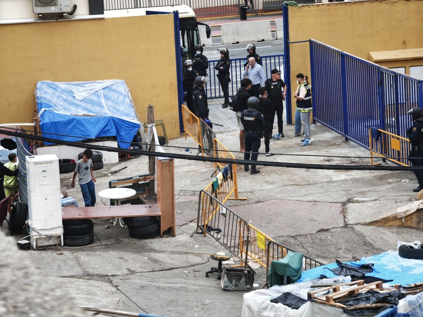Traslado y retorno de migrantes al CATE y a Marruecos tras el desalojo de la playa de Beníte