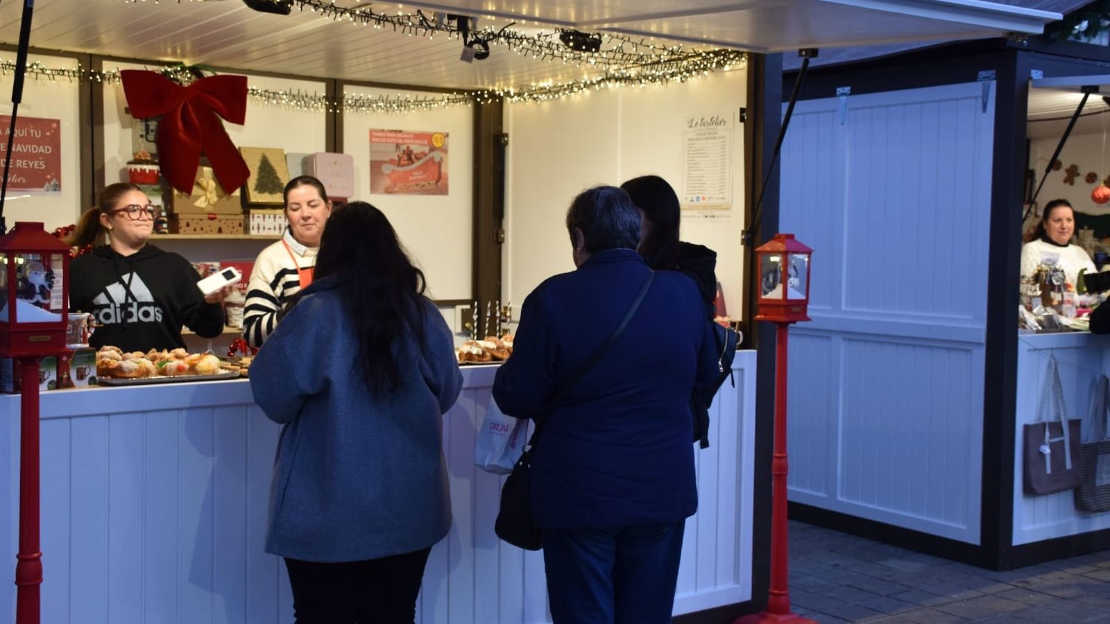 Tarde mágica y llena de ilusión en la plaza Nelson Mandela con la Casa de Papa Noel y 'La Polvoroná'