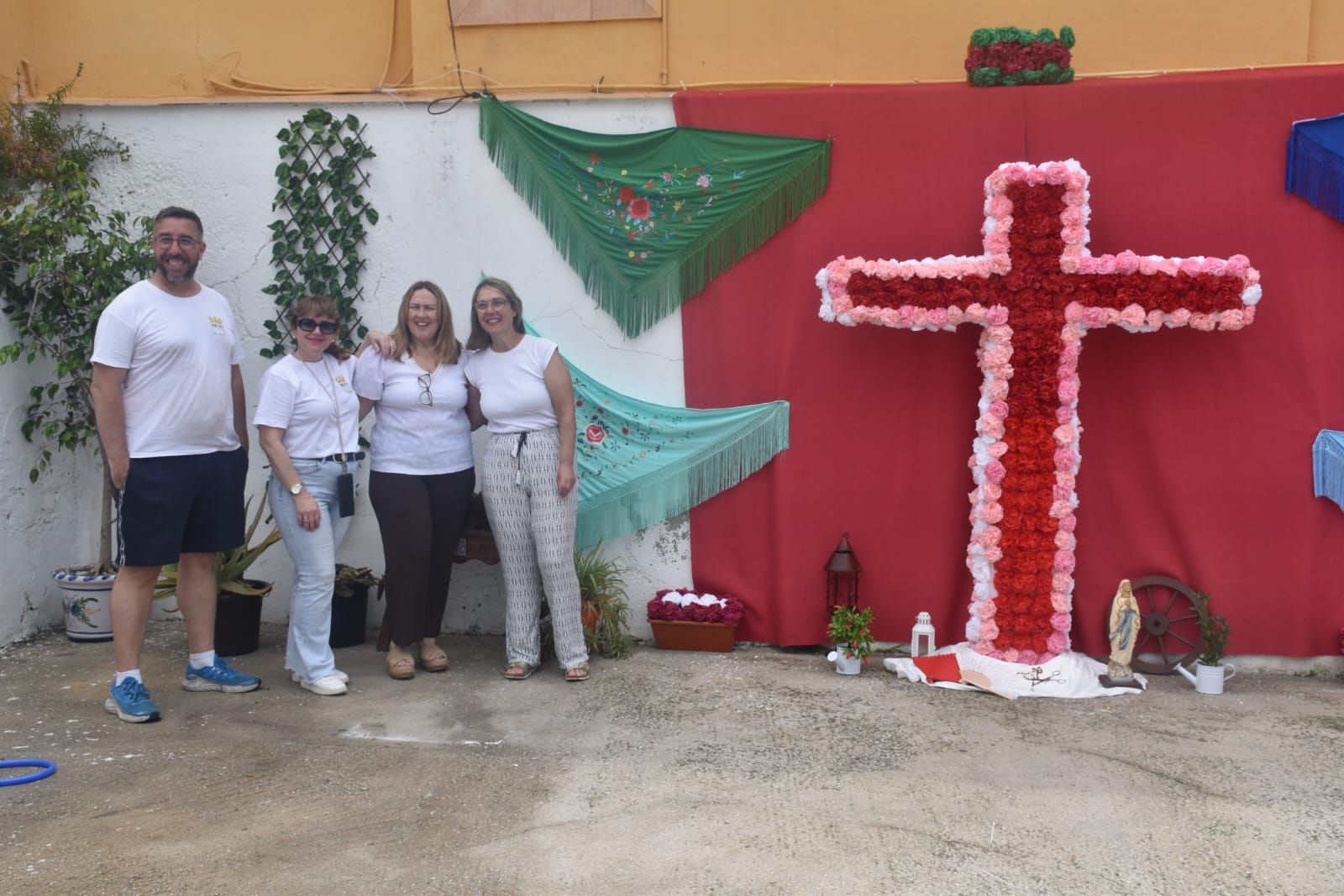 San Amaro celebra una cruz de mayo especial en el corazón de la barriada