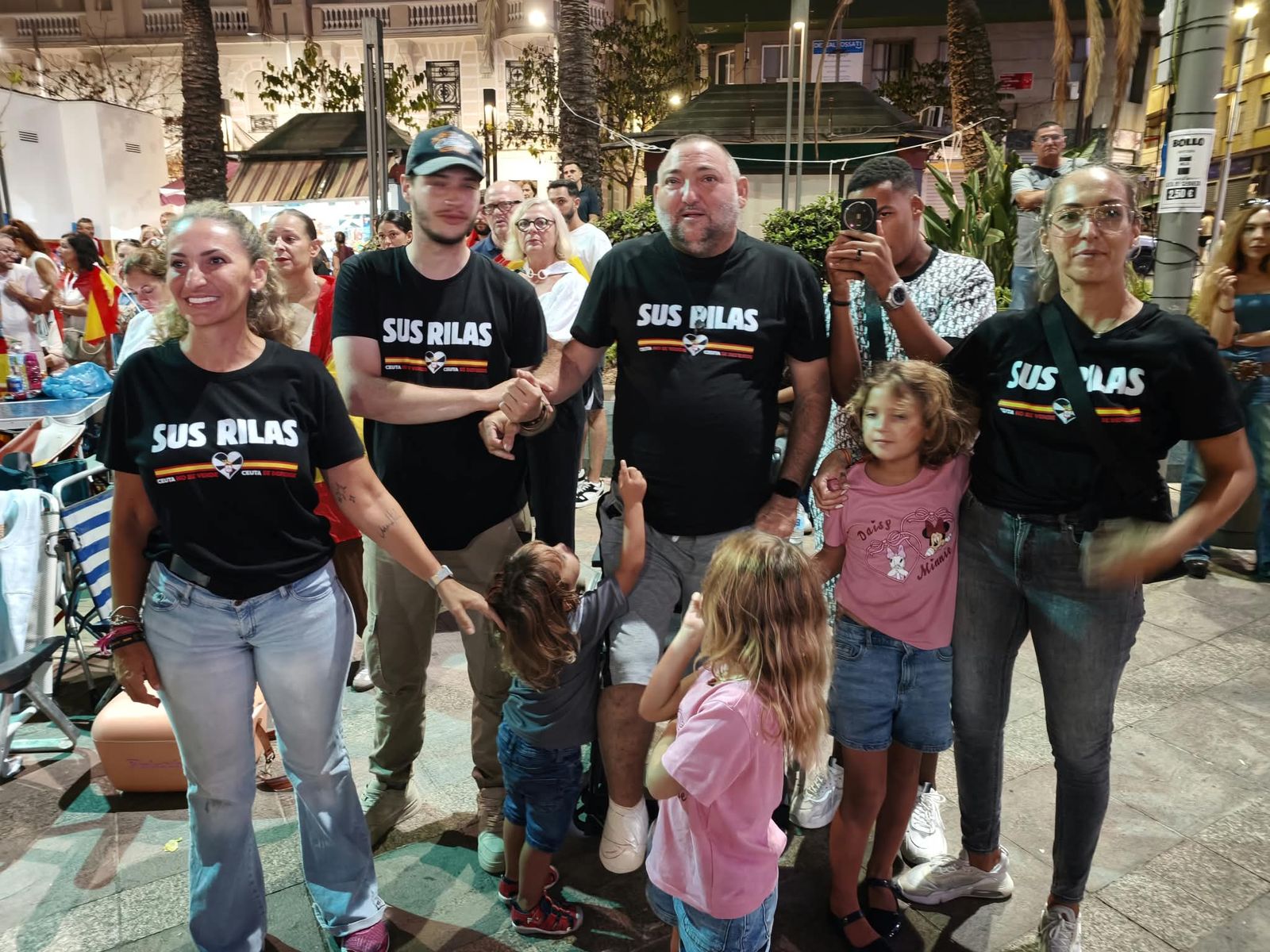 La Plaza de los Reyes se convierte en un gran salón para arropar a Vivas