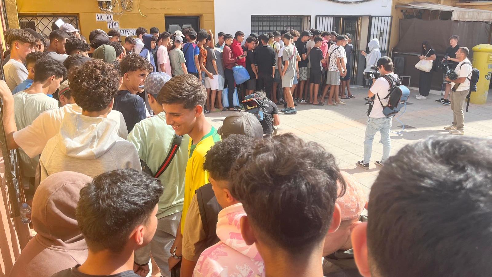 Más de 300 menores no acompañados, a las puertas de la AAVV del Príncipe, donde se encontraba la ministra de Infancia, Sira Rego