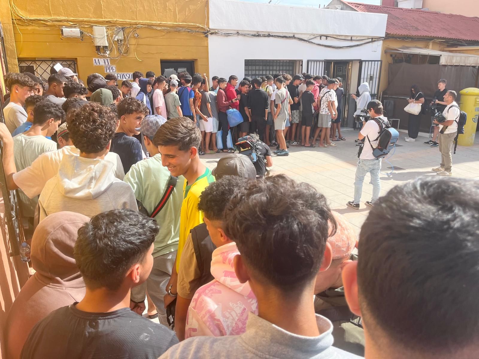 Más de 300 menores no acompañados, a las puertas de la AAVV del Príncipe, donde se encontraba la ministra de Infancia, Sira Rego