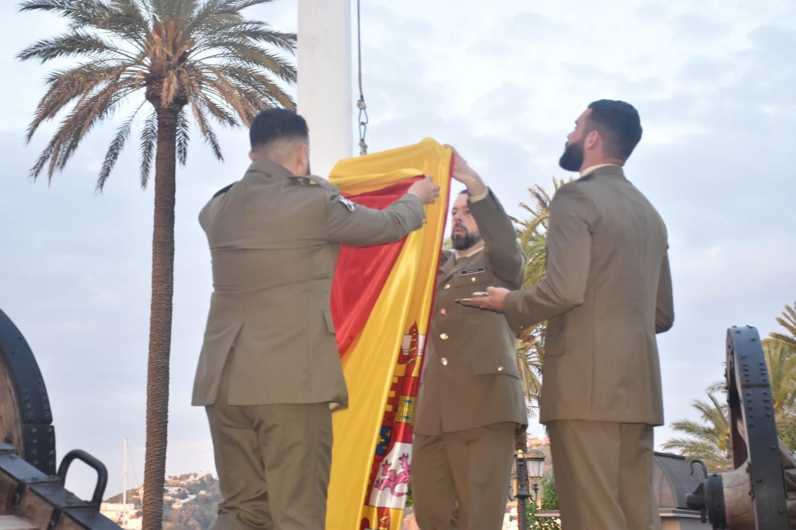 El Ramix 30 protagoniza un solemne arriado de bandera en ‘Foso Almina’
