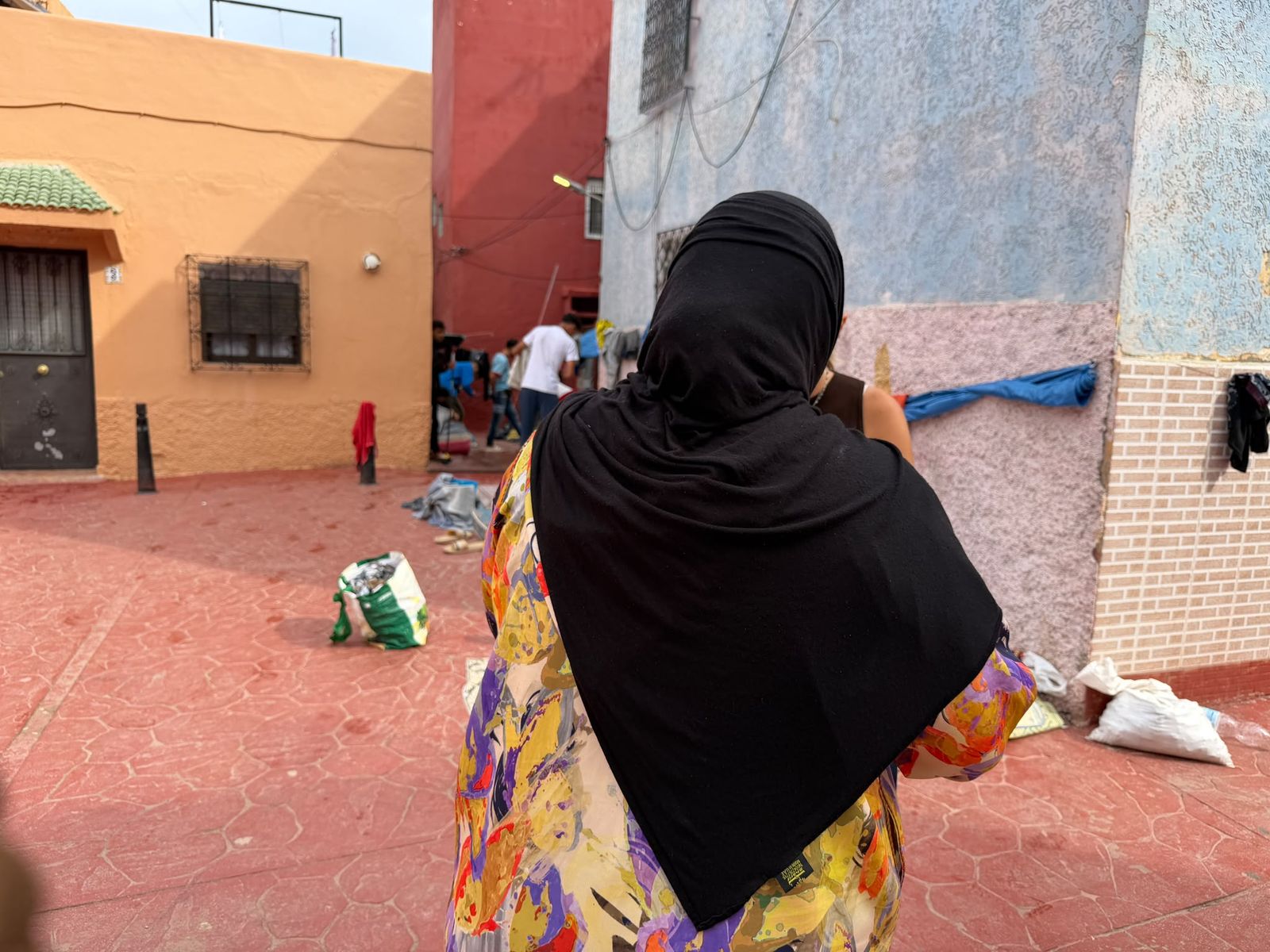 Los Rosales estalla tras 70 días de abandono y exige una solución para los migrantes que siguen en sus calles