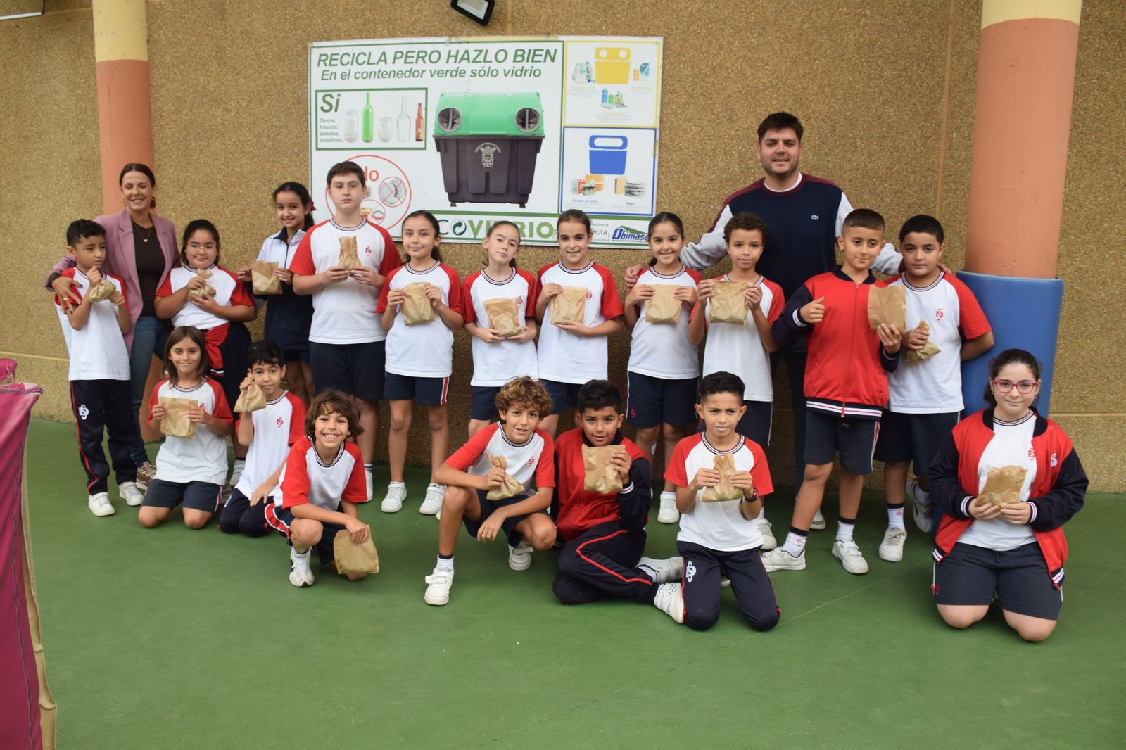 FOTOGALERÍA | El Castañero visita el Colegio San Daniel para 'encender' la tradición de La Mochila