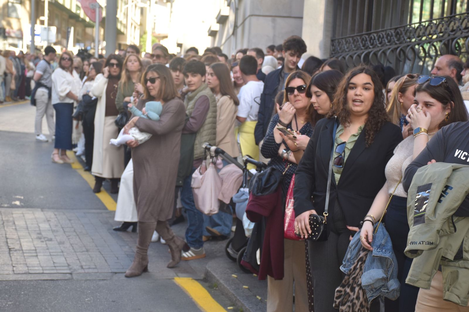 Aroma cofrade y estudiantil: Las Penas reina en el Jueves Santo