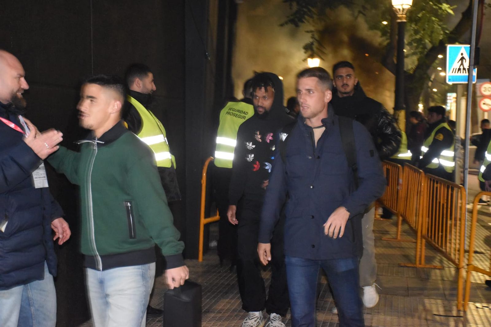 Los jugadores de ambos equipos ya llegan al Alfonso Murube