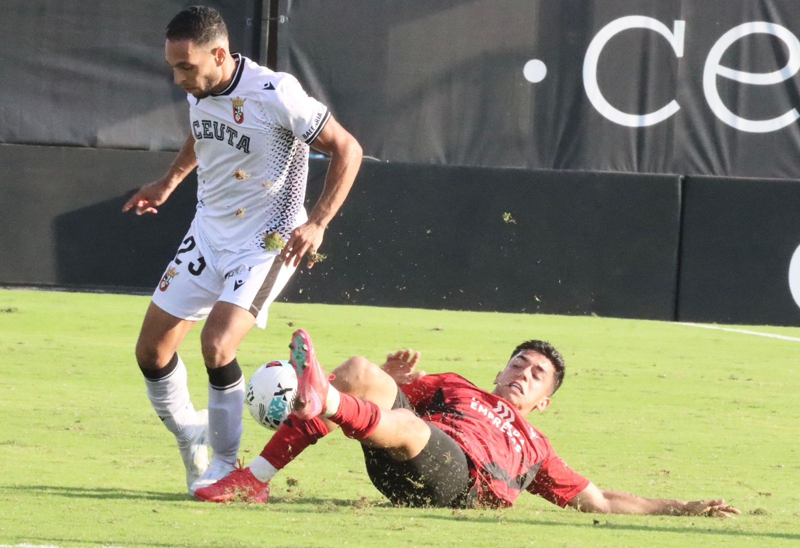 El Ceuta pone la directa ante el Mirandés: resumen en fotos