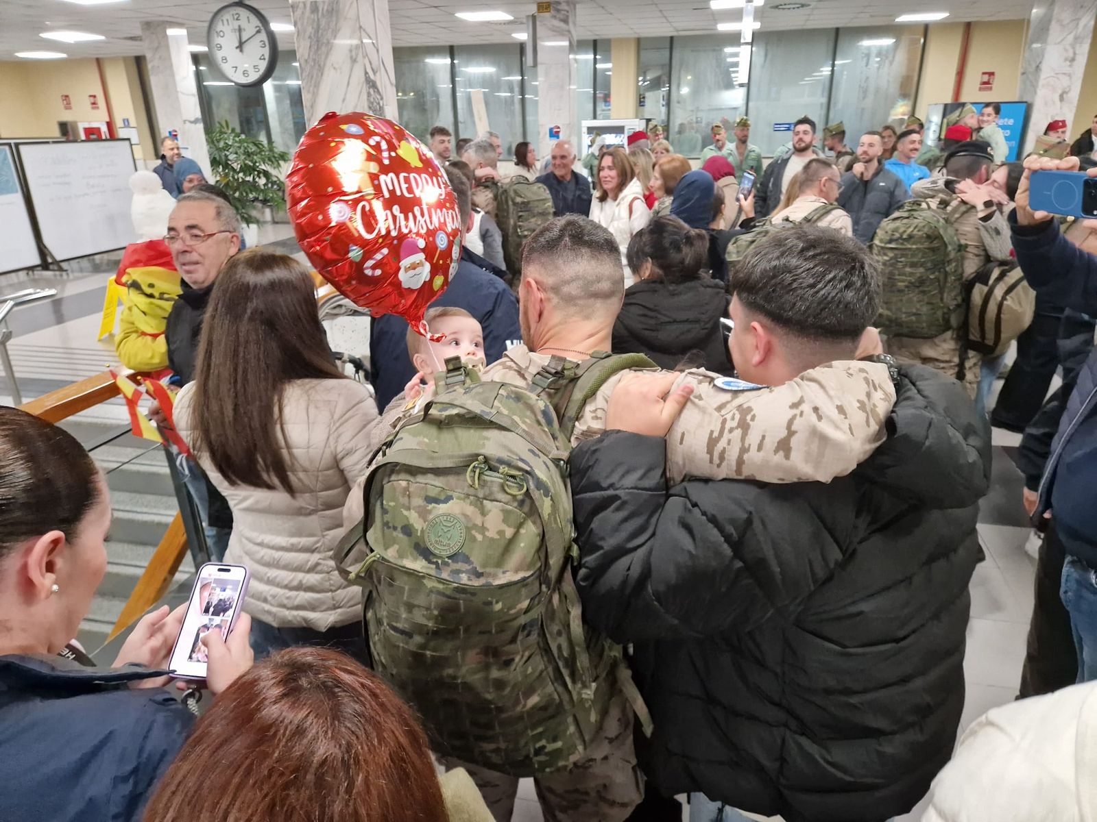 FOTOGALERÍA | De Irak a los brazos de su gente: fotogalería del regreso de la COMGECEU