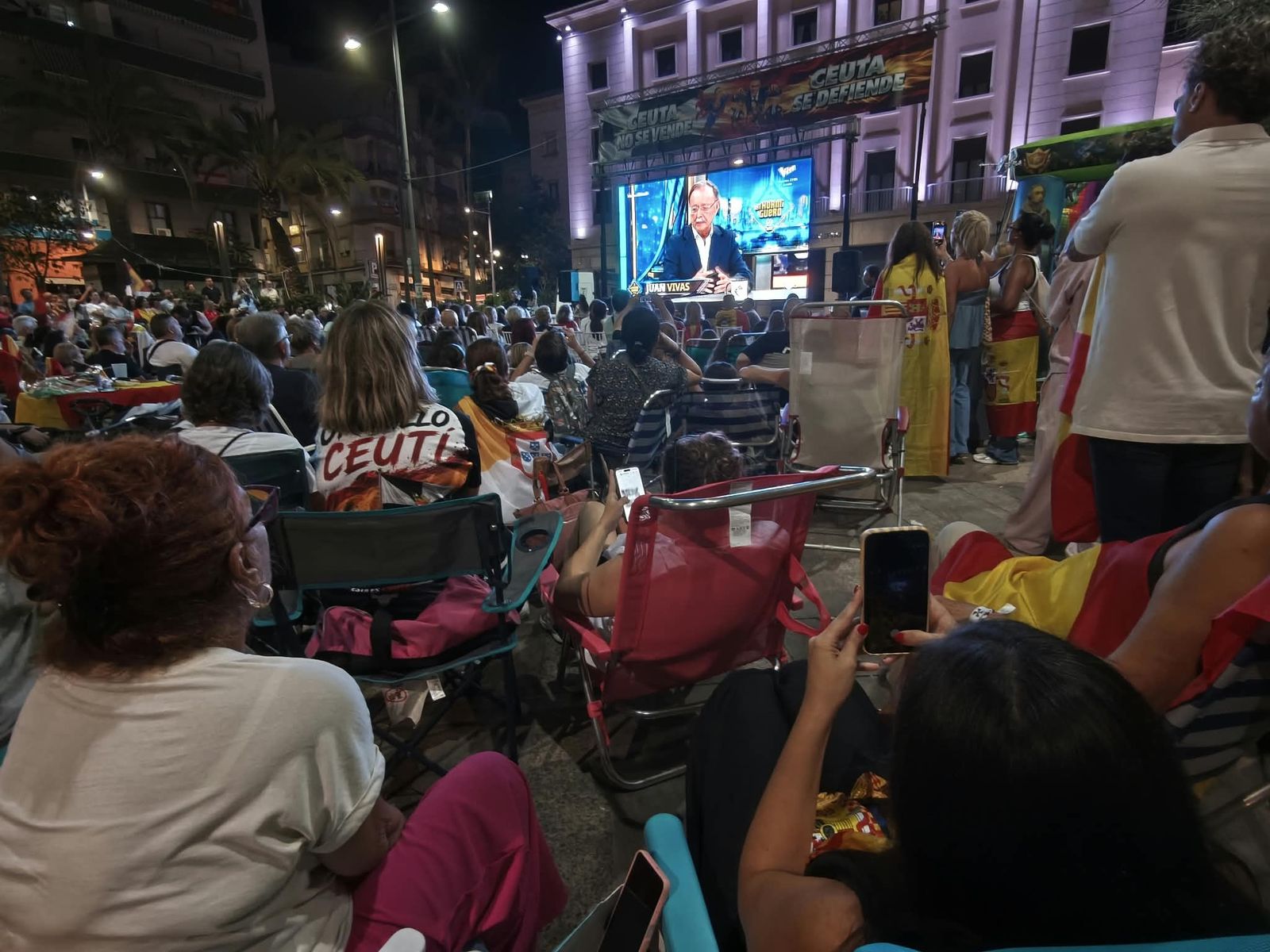 La Plaza de los Reyes se convierte en un gran salón para arropar a Vivas