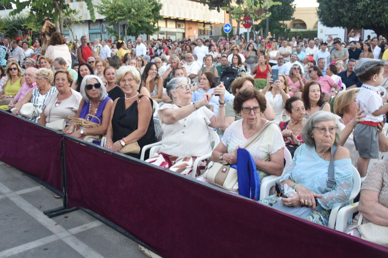 Los ceutíes vuelven a encontrarse con su Madre entre flores, esperanza y lágrimas contenidas