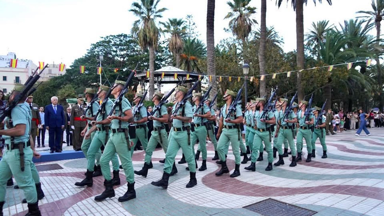 Acto militar de homenaje a la bandera celebrado en Melilla