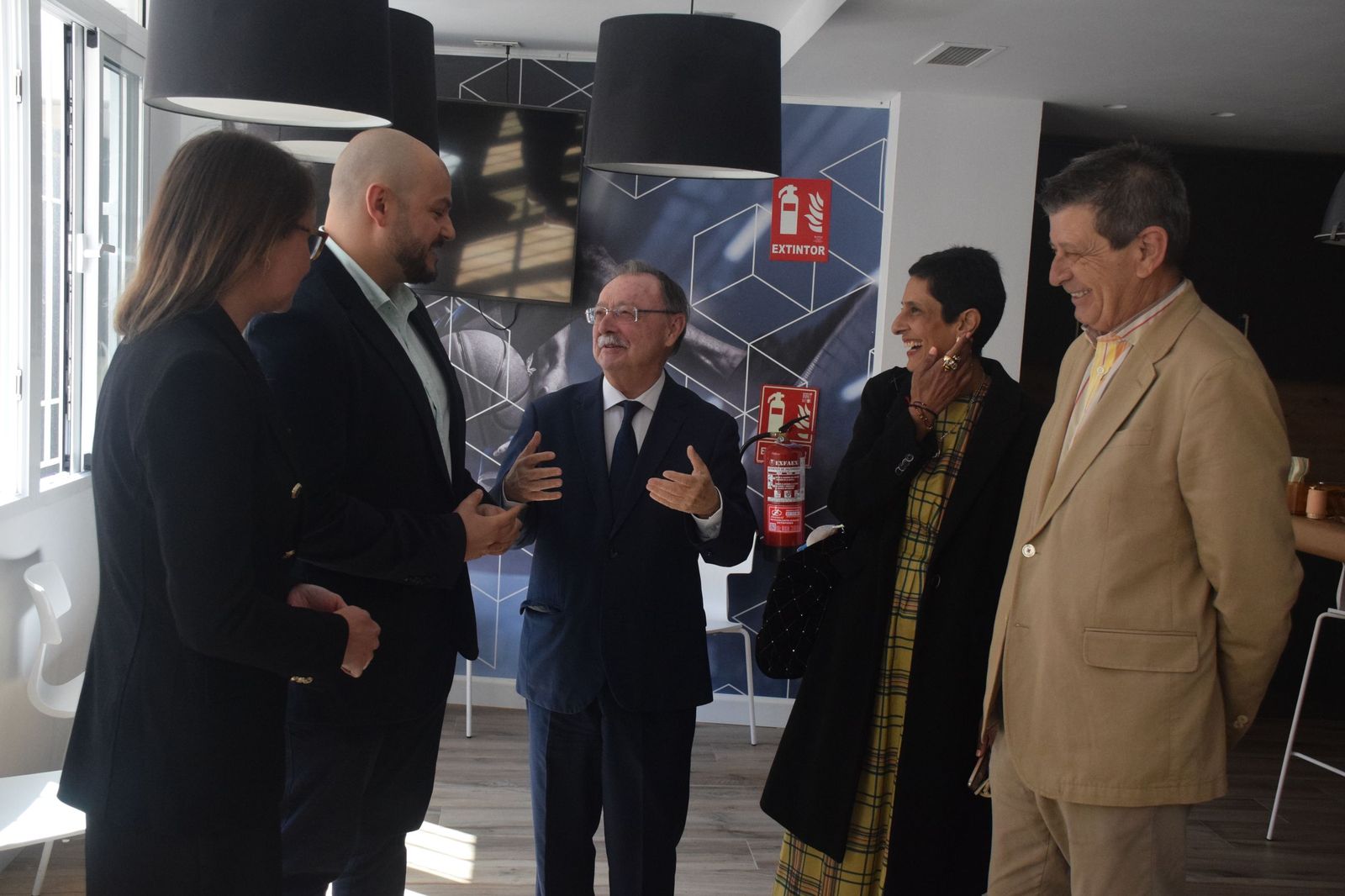 El country manager de la empresa conversa con el presidente Juan Vivas y la consejera Kissy Chandiramani.