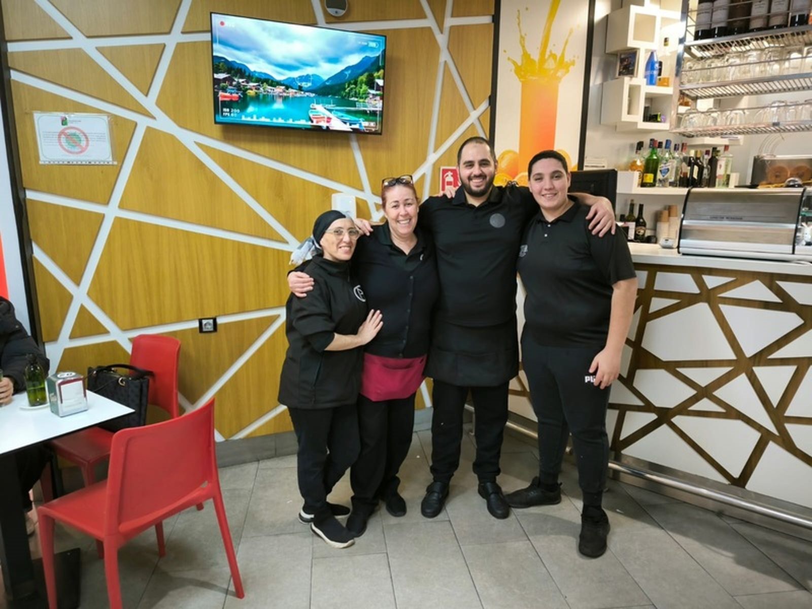 cafetería abaris.- Este grupo de camareros se encargan de servir a clientes que asisten al centro comercial Parque Ceuta. Ellos abren de 10.00 a 22.00 horas, con el cierre de los negocios. Aprovechan para saludar a todos los ceutíes. FOTO NI