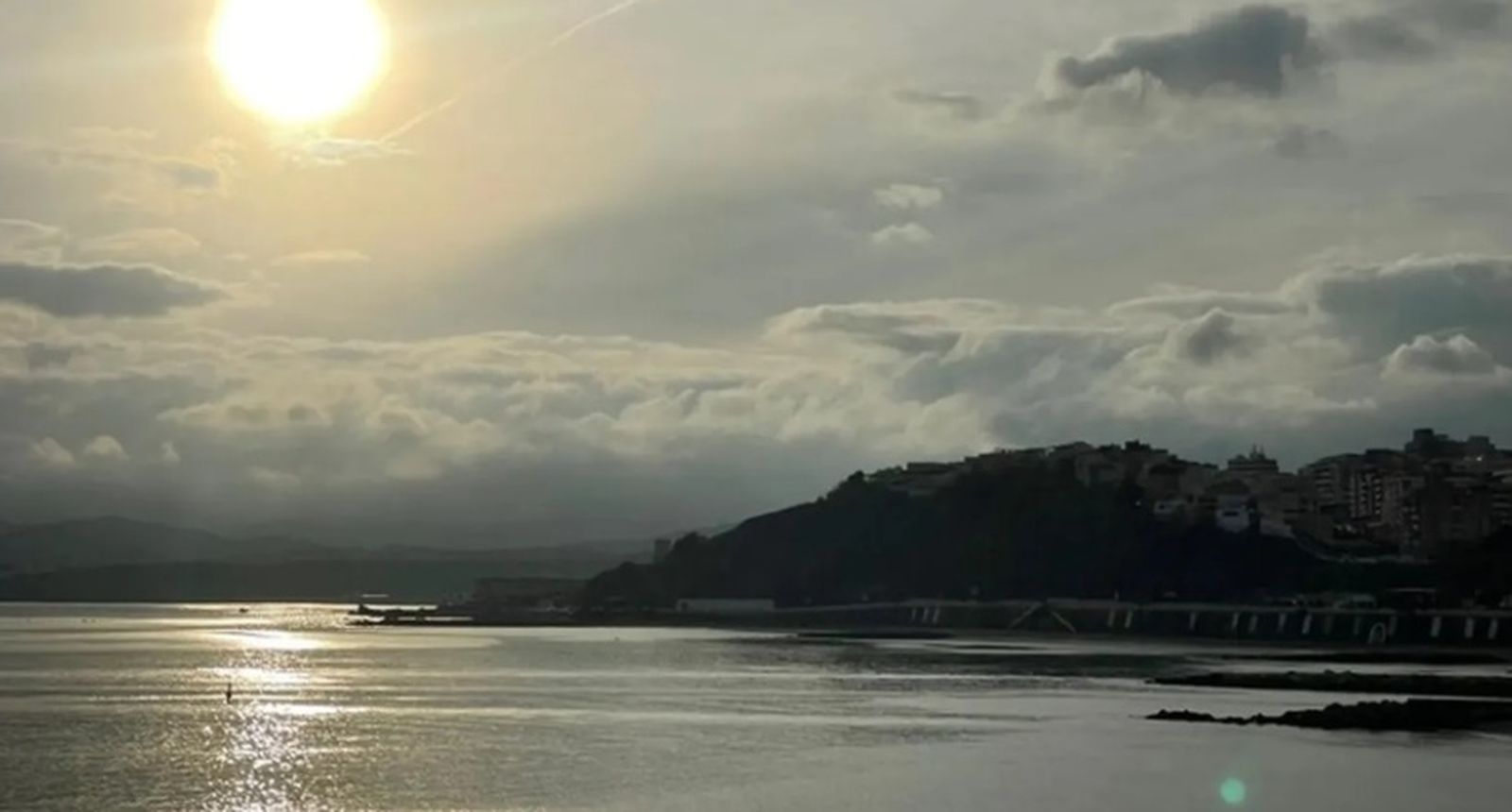 Durante la mañana predominarán los intervalos de nubes altas, aunque con amplios claros a lo largo de la jornada