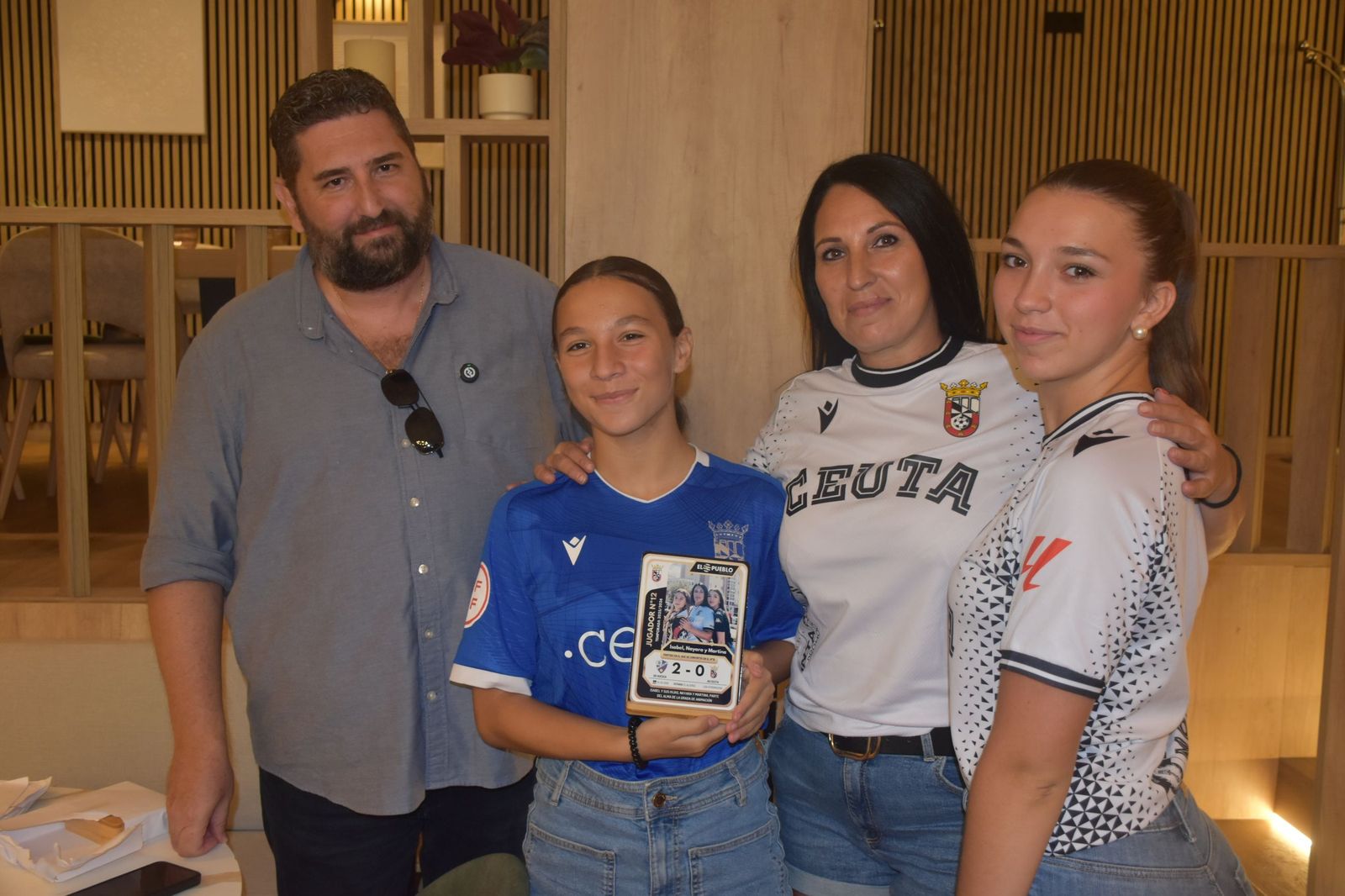 El Pueblo de Ceuta reúne a sus ‘Jugadores nº12’ y convierte su pasión por el Ceuta en cromos
