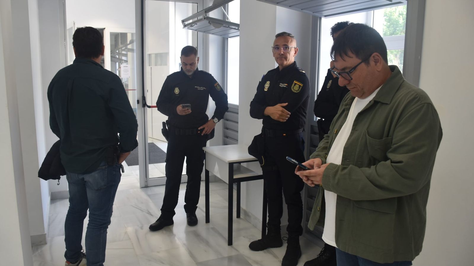 Policías que acudieron a la reunión.