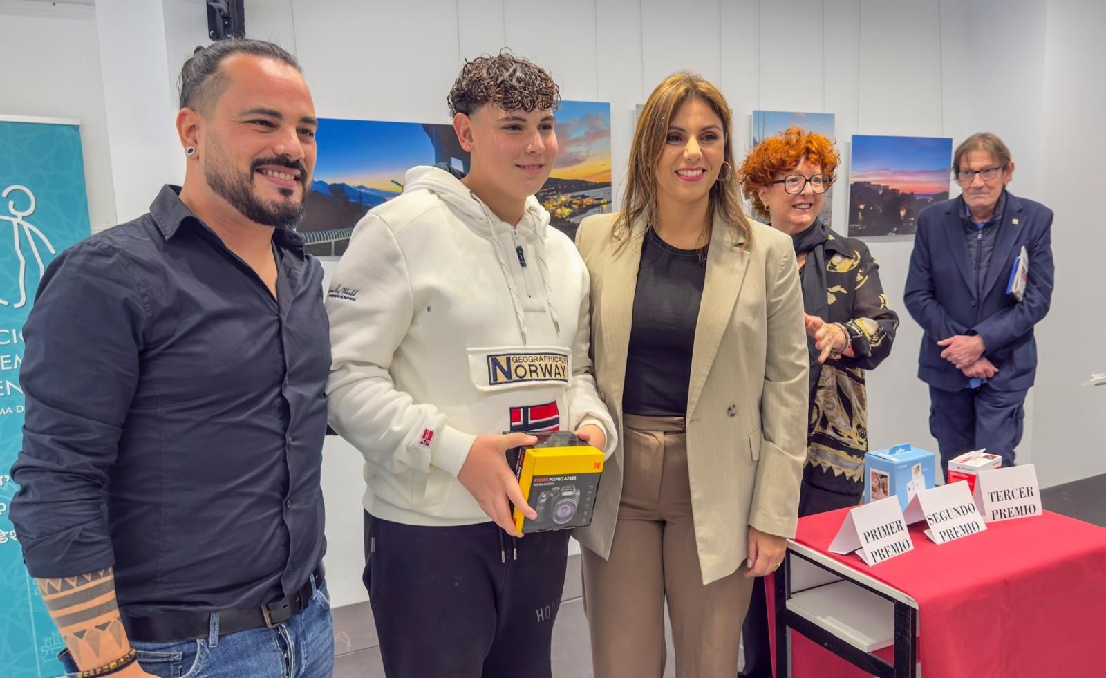 Rayyan Serrán recoge el premio que le acredita como ganador del concurso
