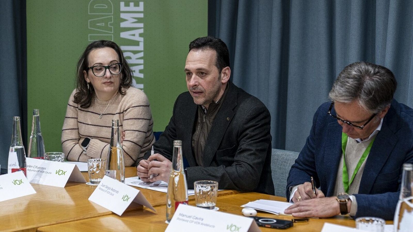 El presidente de Vox Ceuta, Juan Sergio Redondo, junto a la diputada Cifuentes y el vicepresidente segundo de la Junta de Andalucía, Manuel Gavira