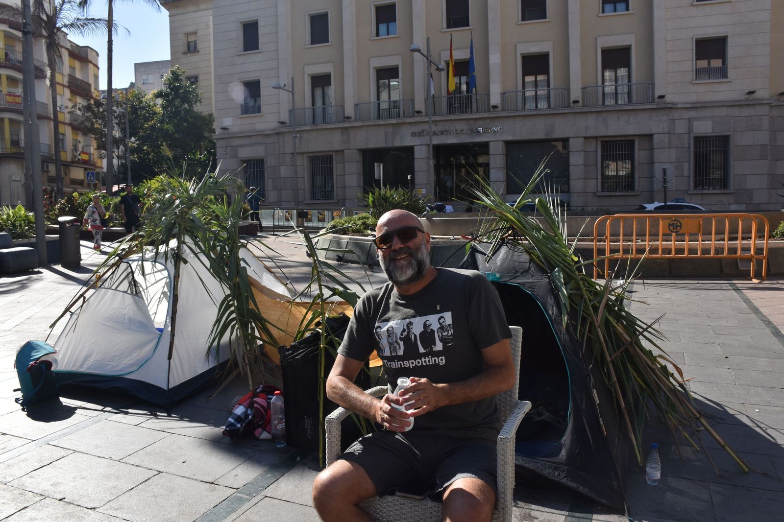 Emilio Muñoz posa junto a las tiendas que ha montado en el centro de la plaza de los Reyes, para llevar "la realidad del Trampolín a la puerta del delegado"