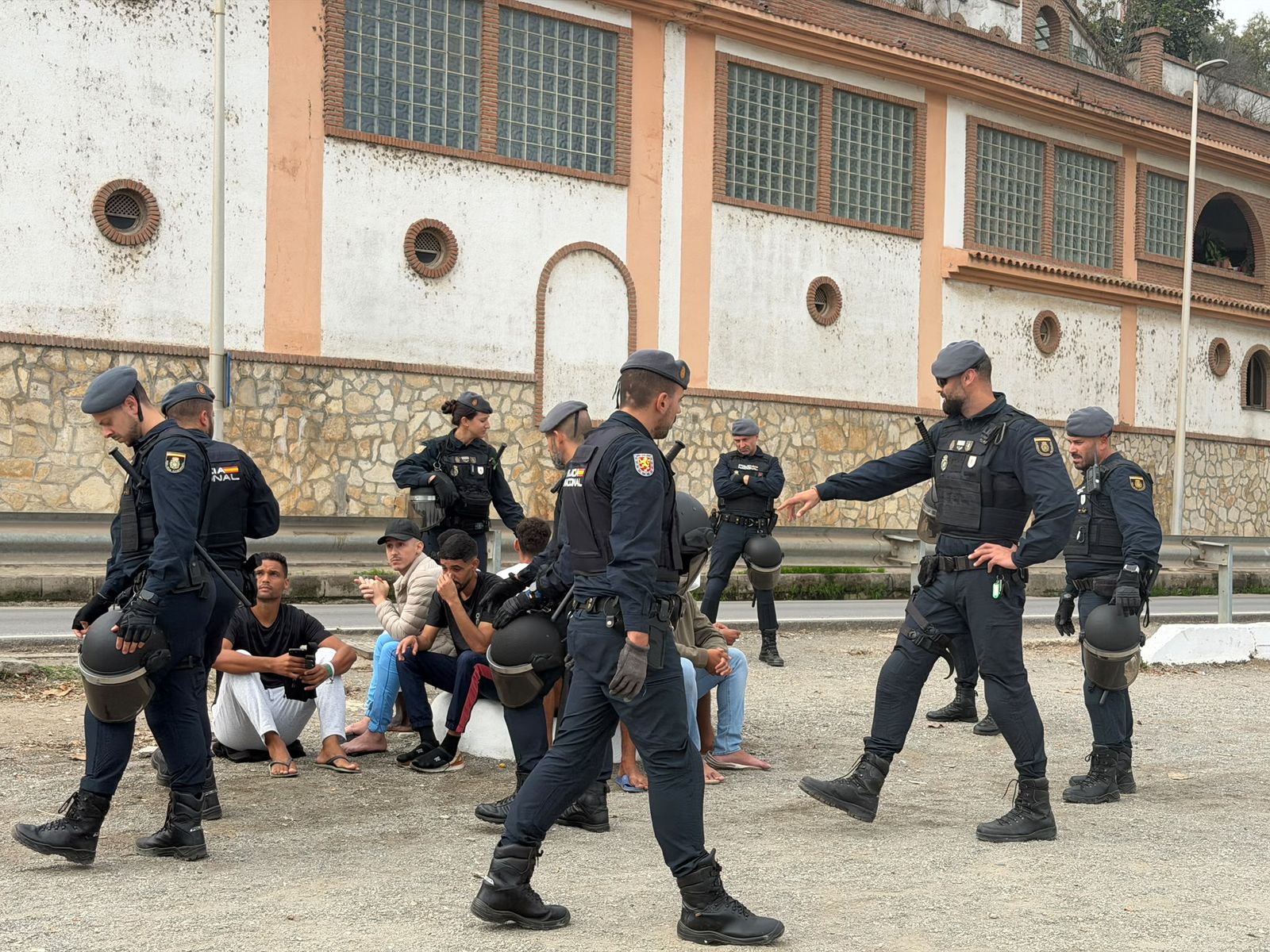 Amplio despliegue de la UIP en el CETI de Ceuta para proceder a la expulsión de decenas de migrantes