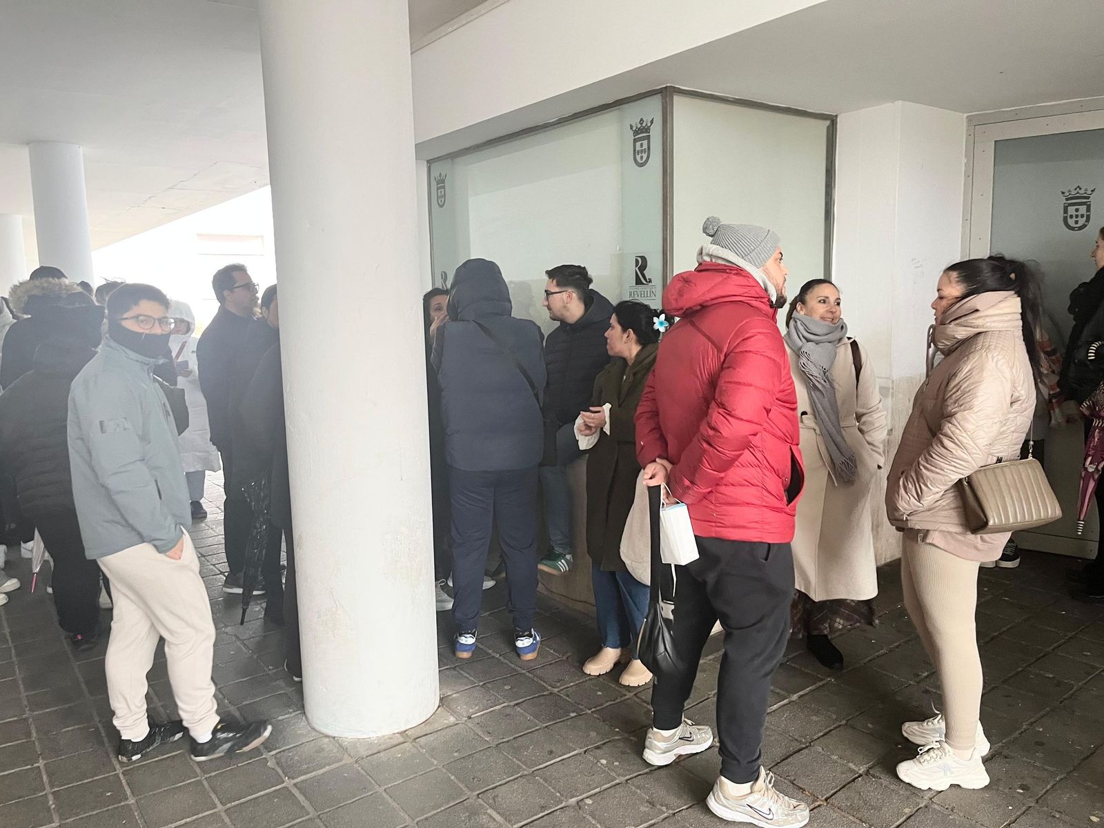 Corrillos carnavaleros a la puerta del Teatro Revellín