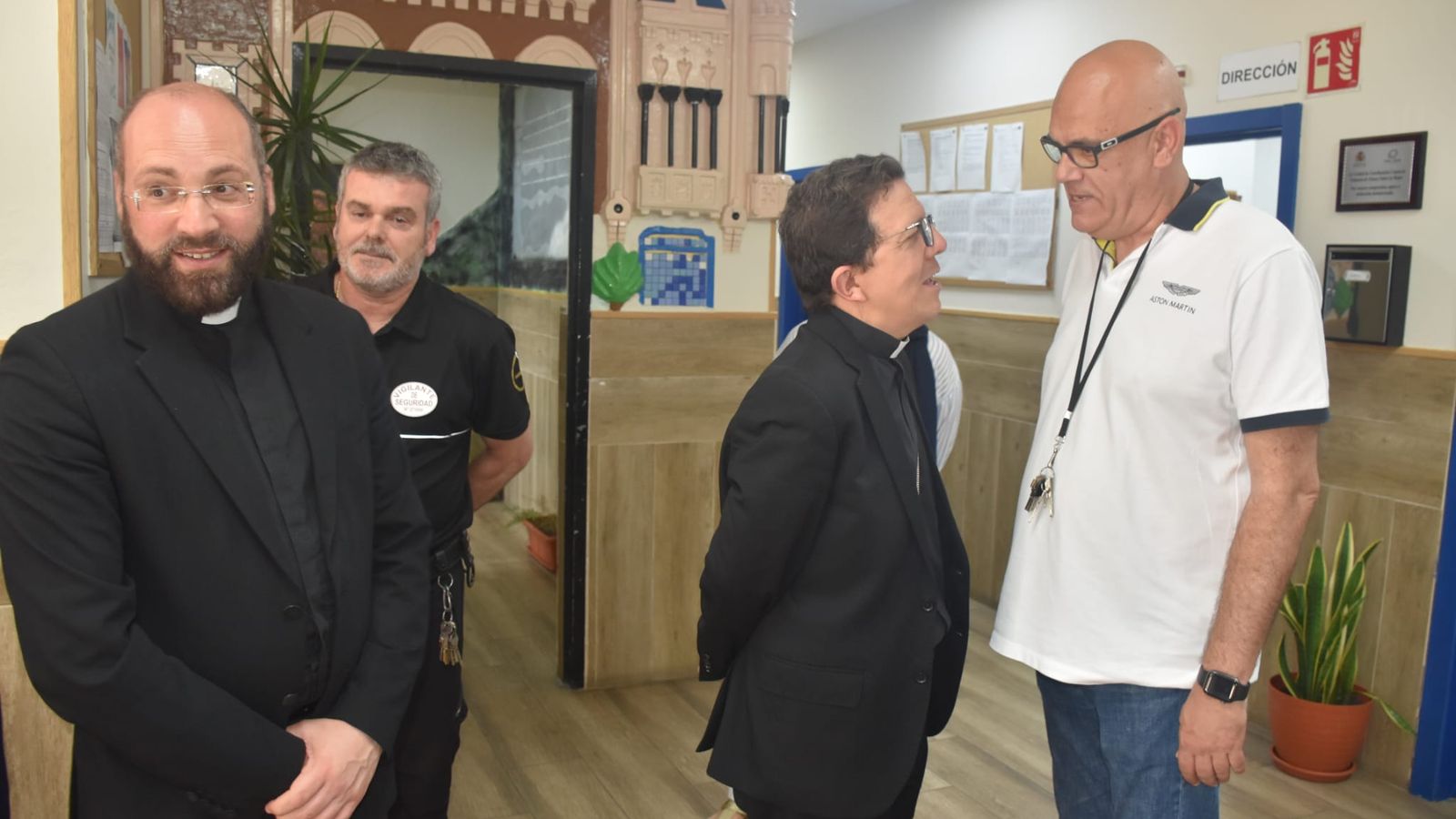 El administrador apostólico de Cádiz y Ceuta, Ramón Valdivia, visita el Centro de Menores 'La Esperanza' junto al vicario, Juan Vivas y Toñi Palomo