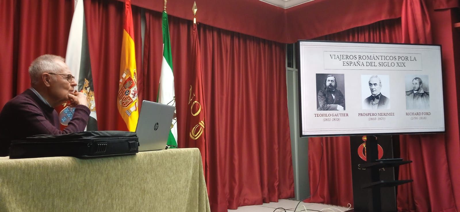 Miguel Ruiz durante la conferencia sobre el bandolerismo del siglo XIX