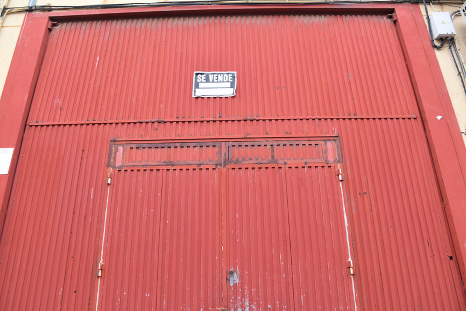 Una nave en venta en el Tarajal. / FOTO NICOL'S