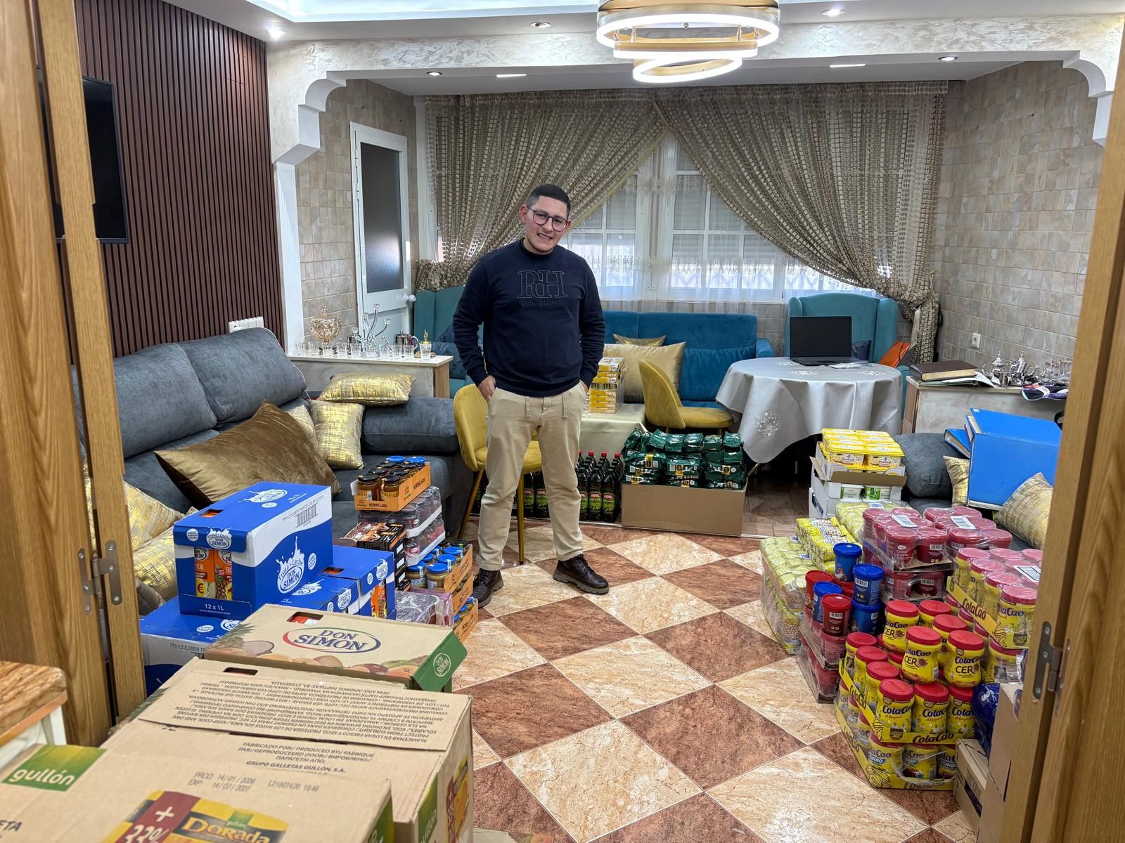 Omar Chaib en el salón de su casa con los productos recogidos.