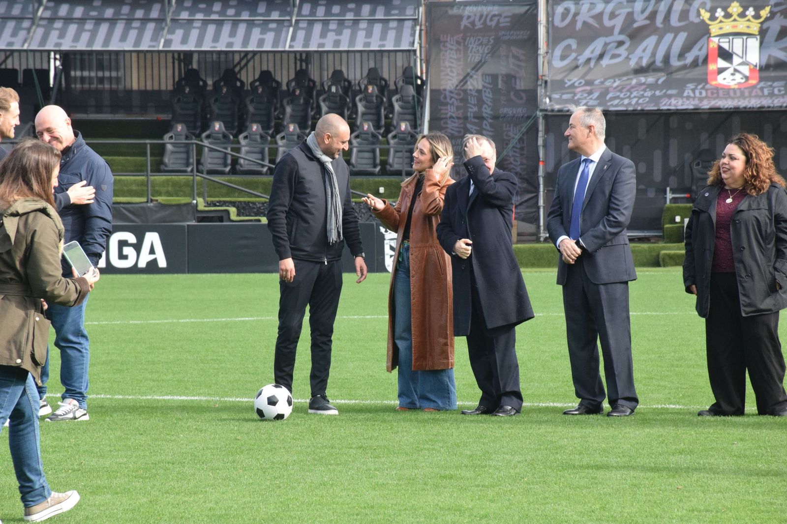 Los Reyes Magos aterrizan en el Alfonso Murube horas antes de la cabalgata